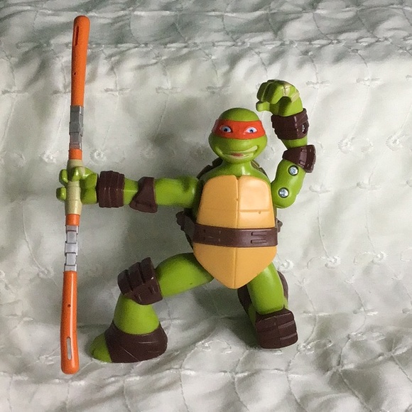 Michelangelo Green and Orange Action Figure Playset - His Weapons Spins - Picture 1 of 9